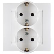 Simon 15 Белая Розетка 2-ая с/з литая (в сборе с рамкой)