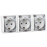 Simon 15 Aqua Белая Розетка 3-ая с/з с крышкой наружная, IP54