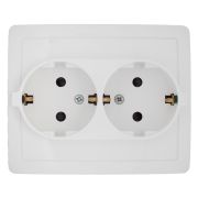 Simon 15 Белая Розетка 2-ая c/з с защитными шторками (в сборе с рамкой)
